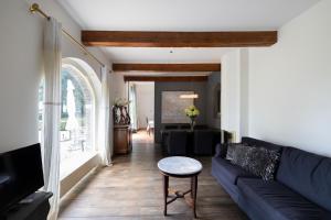a living room with a blue couch and a table at Appartement Overcinge in Havelte +6 photos