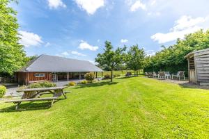 a yard with a picnic table and a building at Gîte de la Cour in Campandré-Valcongrain