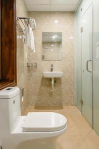 a bathroom with a white toilet and a sink at Tổ Homestay in Thôn Kim Long (1)