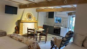 a kitchen and living room with a table and chairs at RELAIS dei TRABOCCHI in Casalbordino