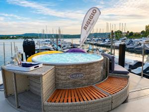 a hot tub on a boat in a marina at DIAMOND Bigigio House Boat in Lisanza