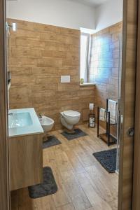 a bathroom with a toilet and a sink at Il rifugio di eva in Alberobello