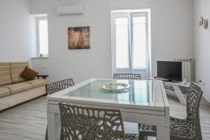 a living room with a glass table and chairs at Il rifugio di eva in Alberobello