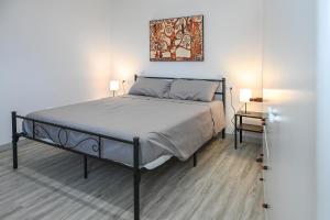 a bedroom with a bed and a painting on the wall at Il rifugio di eva in Alberobello