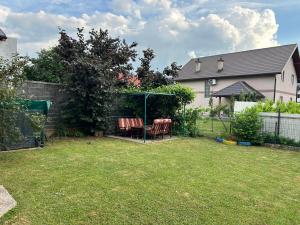 a backyard with a table and chairs in a yard at Sarajevo Villa Oasis in Doglodi