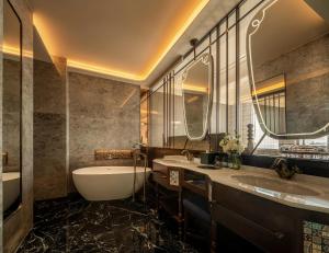 a bathroom with two sinks and a bath tub and a tubermott at Xiamen Lujiang Harbourview Hotel-panoramic sea views over Gulangyu in Xiamen +189 photos