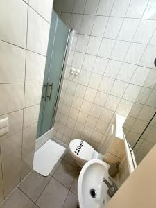 a small bathroom with a toilet and a sink at Limo Stay in Neuhausen auf den Fildern