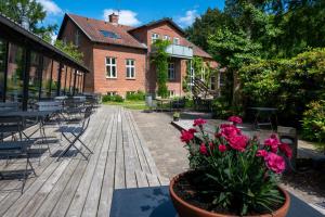 eine Holzterrasse mit einem Blumentopf auf einem Tisch in der Unterkunft Danhostel Viborg in Viborg