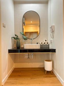 a bathroom with a sink and a mirror at O2 Bangsaen in Ban Bang Saen (1)