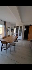 a table and chairs in a room with a kitchen at Chez JP & NATH in Alcossebre