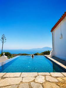 a swimming pool with a view of the ocean at Cortijo La Hoya in El Bujeo