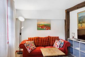 a living room with a red couch and a table at Zur Lupine in Bebra