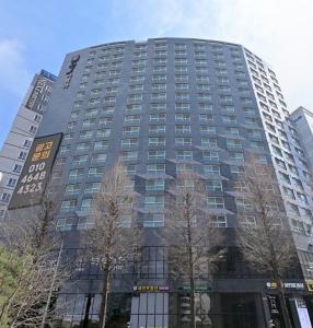 a large building with trees in front of it at Sj라벨라 강서 in Samgong