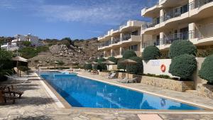 un hotel con piscina di fronte a un edificio di Lagada Resort a Makris Gialos