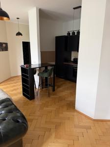 a living room with a black desk and a chair at Exklusives und stilvoll eingerichtetes Apartment für Erwachsene in Bad Liebenwerda
