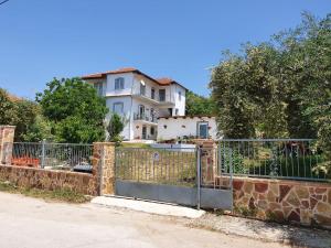 una casa dietro una recinzione con un cancello di Bei Konstantinos a Mesopótamon