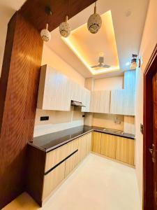 a kitchen with wooden cabinets and a ceiling at Shri brijwasi palace in Vrindāvan