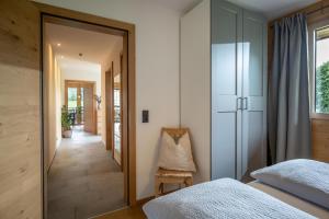 a bedroom with two beds and a hallway at Appartement Carmen in Uderns