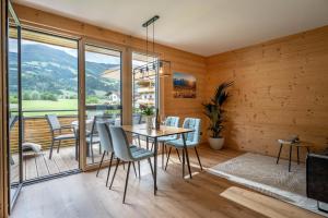 a dining room with a table and chairs at Appartement Carmen in Uderns