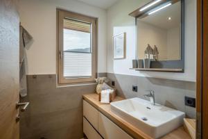 a bathroom with a sink and a mirror at Appartement Carmen in Uderns +37 photos