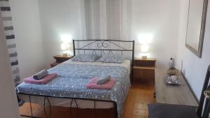 una camera da letto con un letto con due cuscini sopra di Bei Konstantinos a Mesopótamon