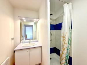 a bathroom with a sink and a shower at La cachette du Mas, 4 pers Piscine à Calvisson in Calvisson +11 photos