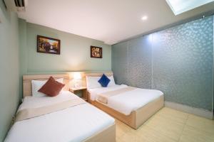 two beds in a small room with at Ngân Hà Bouitque Apartment-Hotel in Ho Chi Minh City +66 photos