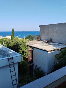 a ladder sitting on the roof of a building at Apartman Marinamar in Utjeha
