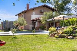 a house with a garden in front of it at Villa Afrodita in Pula-Istrien - by Istrabook in Pula