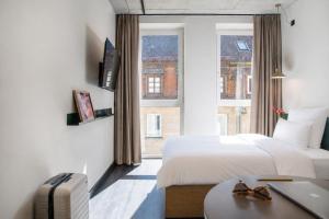 a hotel room with two beds and a window at STAYERY Fürth City Center - alle Zimmer mit Klimaanlage in Fürth