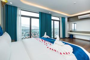 a bedroom with a bed with two swans on it at ANH ANH HOTEL in Bắc Hà