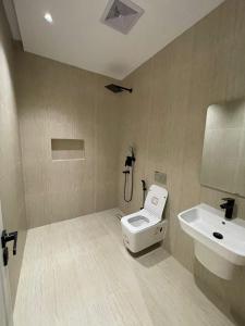 a bathroom with a toilet and a sink at شقة O&Me الفندقية in Medina