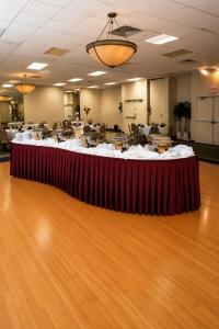 a long table in a room with tables and chairs at Central Albany Room with Breakfast & view in Albany
