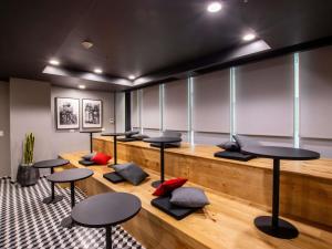 Ein Wartezimmer mit Tischen und Hockern in der Unterkunft ibis Tijuana in Tijuana
