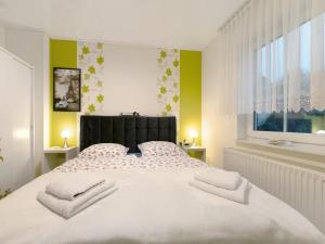 a bedroom with a large bed with two towels on it at Urlaubsoase am Nahesteig in Nohen
