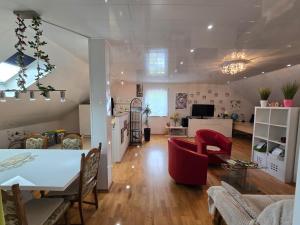 a dining room and living room with a table and chairs at Urlaubsoase am Nahesteig in Nohen