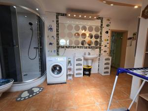 a bathroom with a washing machine and a sink at Urlaubsoase am Nahesteig in Nohen +24 photos