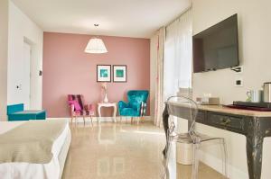 a room with a table and chairs in a room at Borgo La Pietraia in Paestum