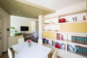 a dining room with a white table and chairs at Casa Vacanze Al Cielo 2 in Sarnano
