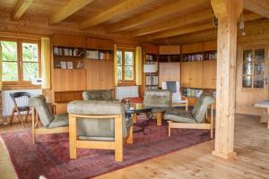a living room with chairs and a table in a room at Allgäu Holzhaus I Bergpanorama & Natur pur im Herzen des Allgäus! in Weitnau