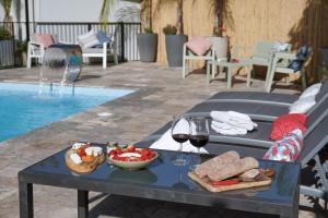 a table with a tray of food and glasses of wine at קולינה וארדה in ‘Amqa