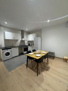 a kitchen and dining room with a table and chairs at Set Blau Apartamentos in El Prat de Llobregat