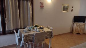 a dining room with a table with chairs and a television at LA PETITE MAISON in Fucecchio