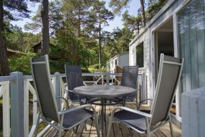 a patio with a table and chairs on a house at Tiny Homes Nr 822 in Göhren