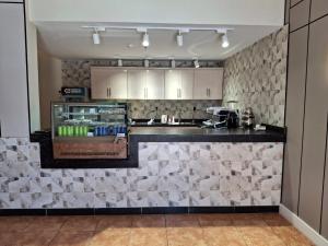 a kitchen with a counter with a counter sidx sidx sidx at فندق الفال الشمالي الفندقية in Ḑubā +9 photos