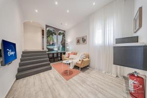 a living room with a staircase and a couch and a television at SweetWater Villa - Pool - Solarium - Smart TV in Savona