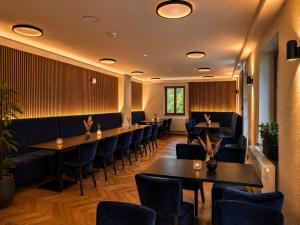 ein Restaurant mit Tischen und Stühlen in einem Raum in der Unterkunft Pawlow History Hotel in Wolkenstein