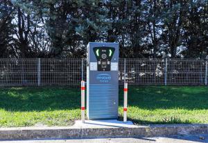 a parking meter in front of a fence at B&B HOTEL BEAUNE Nord in Savigny-lès-Beaune