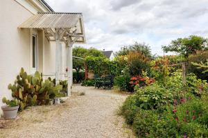 a garden with a table and chairs and plants at Gîte La Bonnetière in Joué-lès-Tours