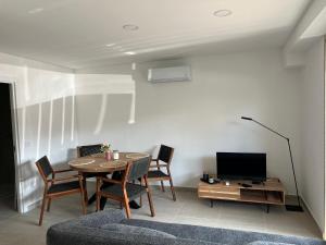 a living room with a table and chairs and a tv at casa da Inês in Vieira de Leiria